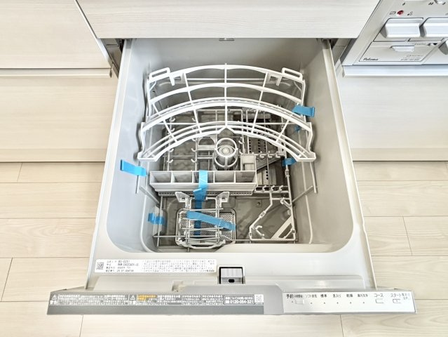 ◆食後の食器洗いは食洗機にお任せ！ご家族と団らんの時間を。家事の時短に効果大の食洗器付き。高温洗浄、節水効果もございます。　【モデルルーム】