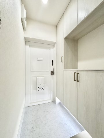 ◆明るい玄関です！散らかりやすい玄関もスッキリするシューズボックス付き。　【モデルルーム】