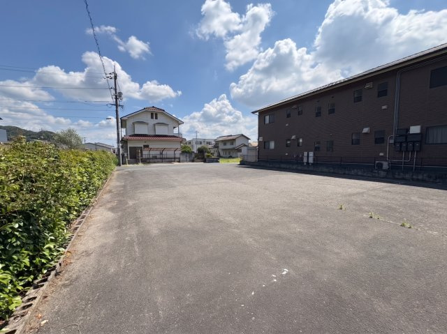 広々とした敷地の様子が確認できる現地写真です。約94.68坪のゆとりある土地で、建物配置や駐車スペースなど自由度の高い住まいづくりが可能です。周辺は落ち着いた住宅街が広がっております。
