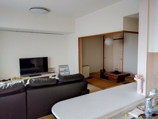 大きな窓のあるリビングです。明るく開放感があります。