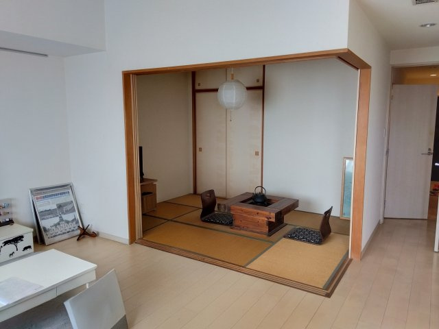 リビング隣に和室があります。小さなお子様の遊びスペースとしても使用できます。目の届く位置で見守れますね。
