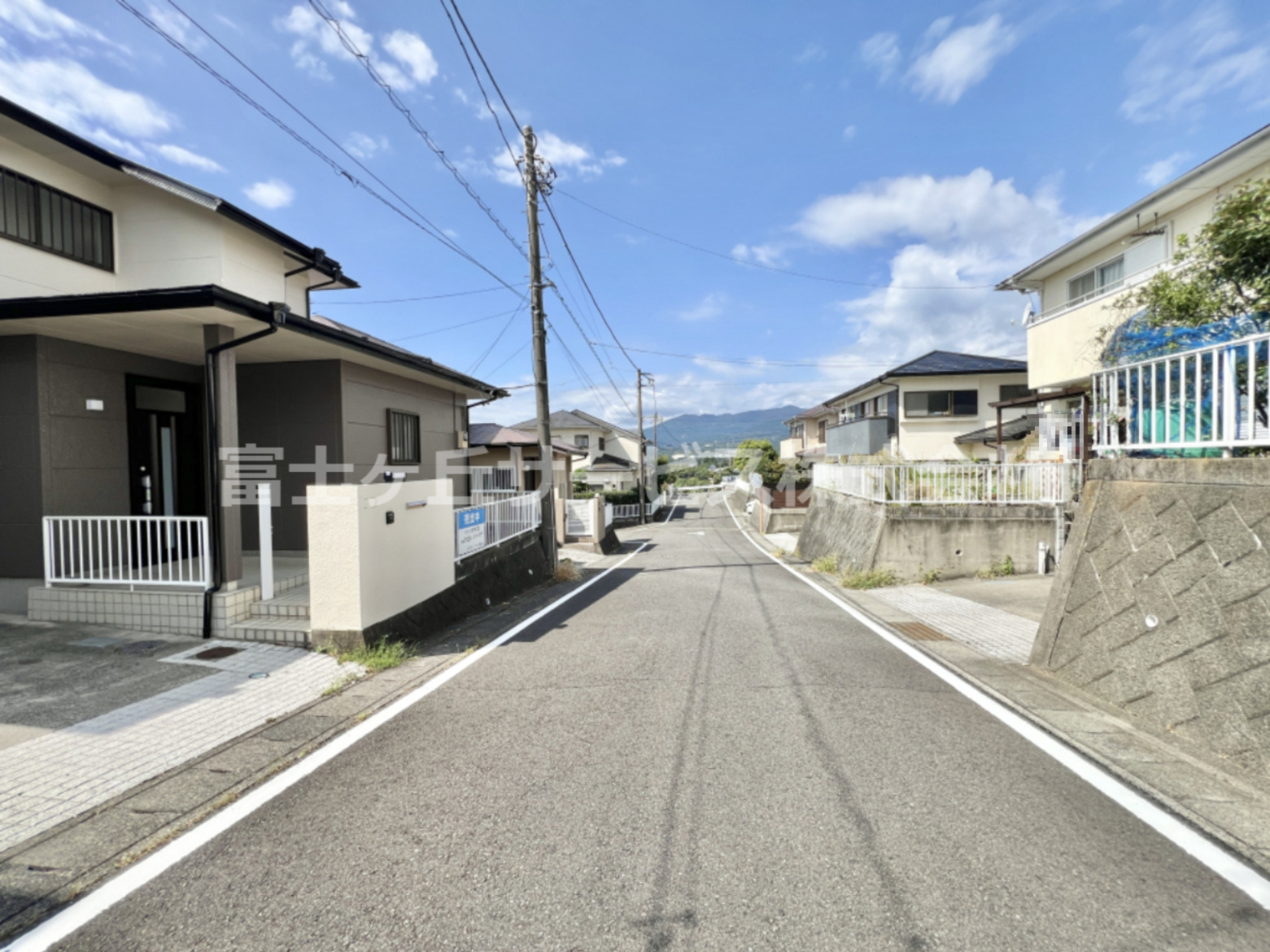 前面道路含む現地写真です