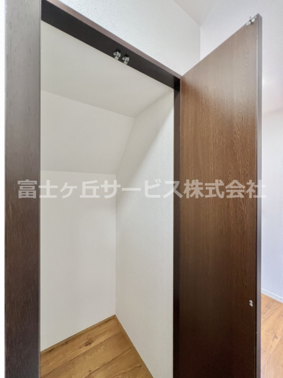 玄関横の収納です
