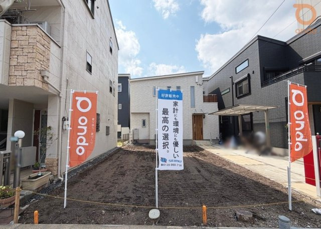 【現地土地写真】幅員・間口ともにゆとりがあり、開放感のある立地です。駐車もらくらく♪　■生活施設が徒歩圏内に揃う便利な住環境です！