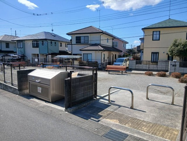 落ち着いた公園。管理されたゴミステーション。