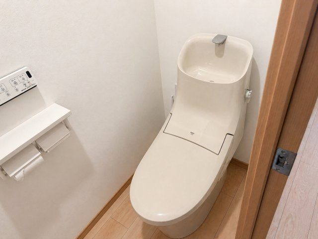 温水洗浄便座付き。手洗い一体型で、空間をスッキリ使えます