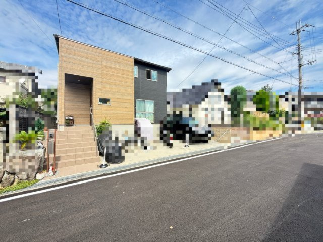 前面道路もゆったりしており、お車の出し入れもしやすい現地です。