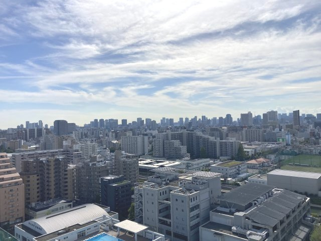 手を伸ばせば、ふれることが出来そうな環境が、そのままインテリアになったような印象です。その豊かな眺望にふさわしい空間には、通風・採光にも優れ、心地よい光と風があふれています