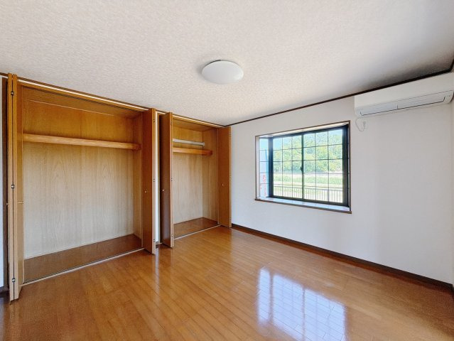 ■洋室｜お子様の一人部屋にピッタリな洋室。木のぬくもりを感じるフローリングは、天然木の味わいが時とともに深みを増していきます。また、傷にも強く、フリーワックスでお手入れもラクラクです♪