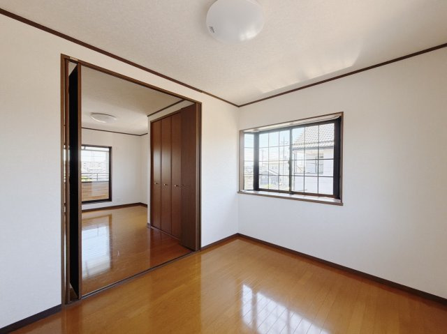 ■洋室｜ナチュラルカラーの床です。模様替えなどとても楽しく工夫できます♪陽当たり、風通しもとても良いので毎日快適な生活スタートです！