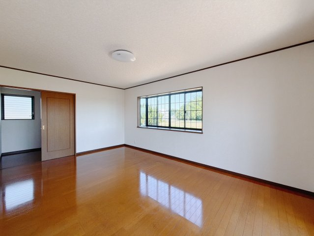 ■洋室｜ベッドやテレビなどの大き目の家具を置いても余裕のある広々主寝室です♪家事やお仕事にお疲れなパパ・ママがゆっくりと過ごせる空間です♪