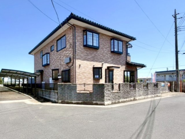 ■外観｜角地のため風通しが良く開放感があり、隣接する建物が少なくプライバシーを確保しやすいのがメリットです♪