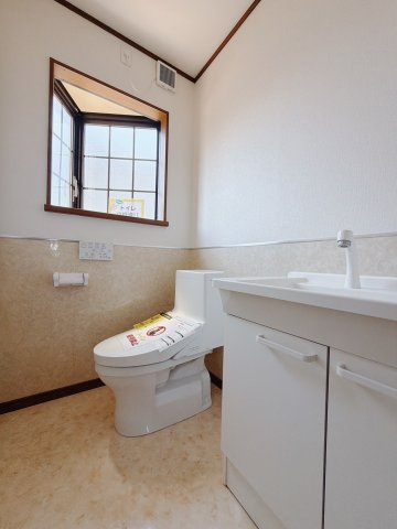 ■トイレ｜1階と2階にトイレがございます♪壁には小物を置けるスペースがあるのでトイレットペーパーのストックを置いておくのにも便利です♪写真などを飾ってもおしゃれですね♪