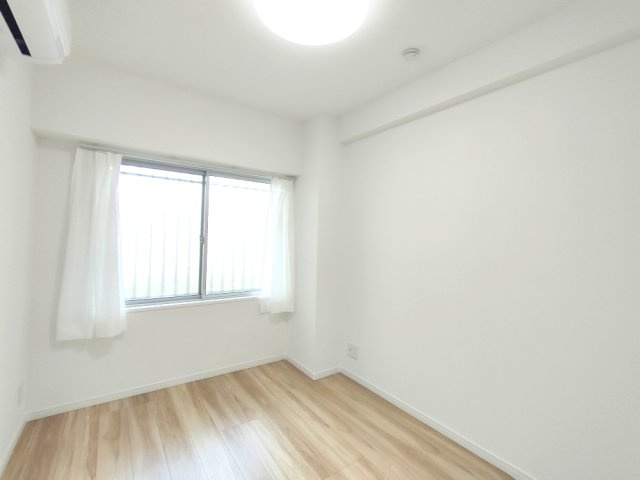 【洋室1　約4.5帖】　落ち着いた雰囲気の洋室。寝室や子ども部屋など、幅広くお使いいただけます。