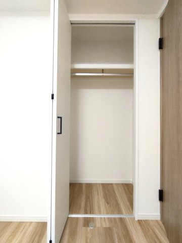 【サービスルーム　収納】　各部屋に収納を備え、衣類や荷物もすっきり整理できます。