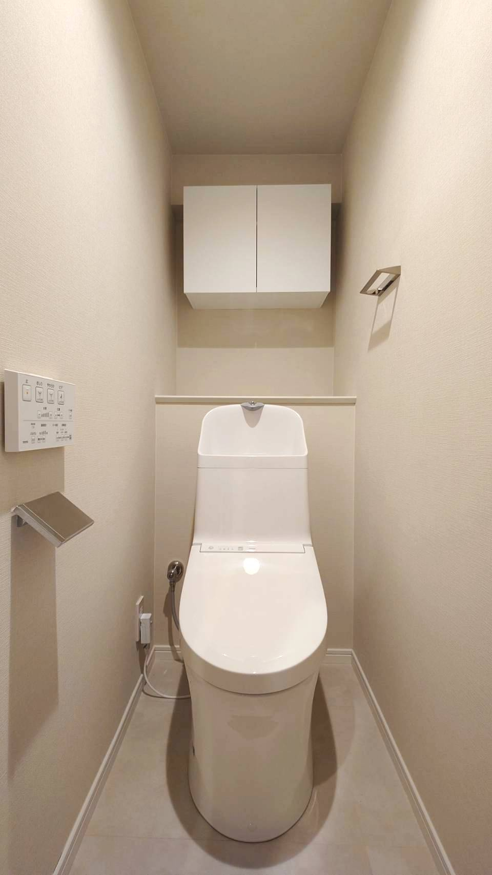 温水洗浄便座付きトイレは清潔感あふれる空間で、毎日のお手入れも簡単な快適仕様のトイレです