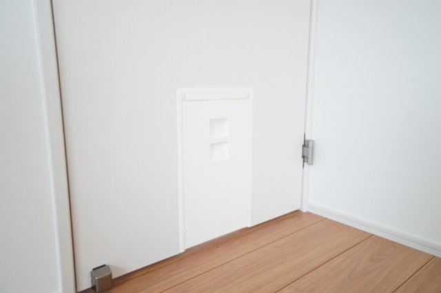 洋室へはペット専用の小窓を設置。飼い主の手を借りずに出入りができます。※類似物件の参考画像です。