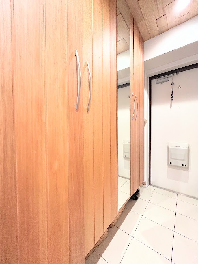 ◆光の渦が溢れた明るい玄関ホール。「おかえり」と「ただいま」が交差するお家の顔とも言える場所は爽やかで心地良い空間となっています。すっきり片付いた玄関で来客時にも自信が持てそう。