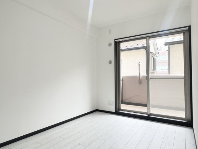 寝室でゆっくりと過ごすためにはベッド周りの適度な空間を担保することや窓の位置、照明の明るさ、寝室の広さなどを考える必要があります。自身や家族の構成とライフスタイルに併せて寝室にする部屋を選びましょう！