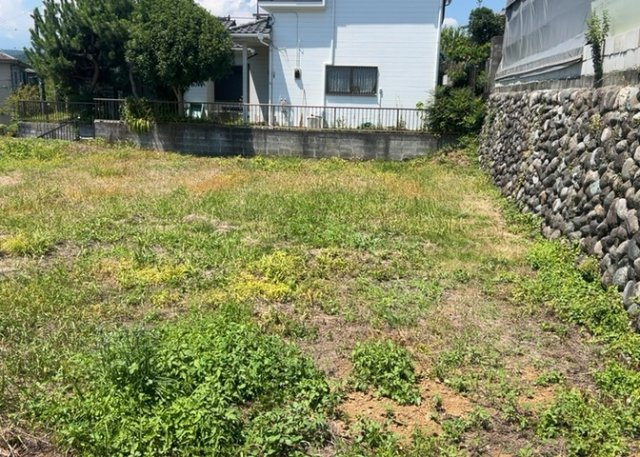 土地の面積＝住宅面積ではありません。建ぺい率の問題などで、土地のある場所によって住宅を建てられる面積は限られています。高さもしかり、「土地」という言葉の中には、建築条件も含まれると考えておきましょう。