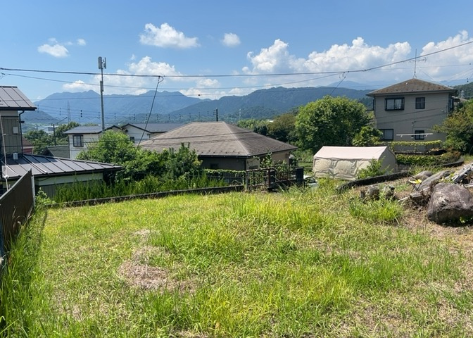 家を建てる場合、方位は要チェックです。現実的に日当たりのよい家ならばリビングは南側、建築基準法でも北側に当たる家への配慮は求められています。土地を見学に行く際は、方位磁針を持って行くようにしましょう。