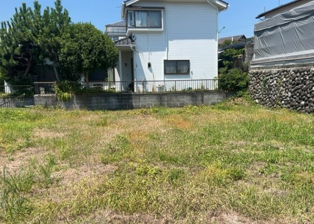 土地を買う際、住む地域の自治体や福祉の補助制度にも注目してみましょう。子供や老人の医療補助やゴミ出しのルールなど、自治体によってルールに大きな違いがあるため、暮らしやすい土地で判断するとよいでしょう。