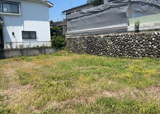 土地の前の道路に消火栓が設置されていることがあります。この場合、道路交通法第45条第1項により、駐車禁止の場所が指定されています。そのため、車庫などの駐車スペースをつくることができない場合があります。