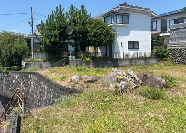 現地に行くなら、物件の周囲の地形がどうなっているかを見ることも大切です。周辺より低くなっている土地では、大雨などで水が集まりやすいため、地盤が弱くなっているということも考えられるため、注意が必要です。