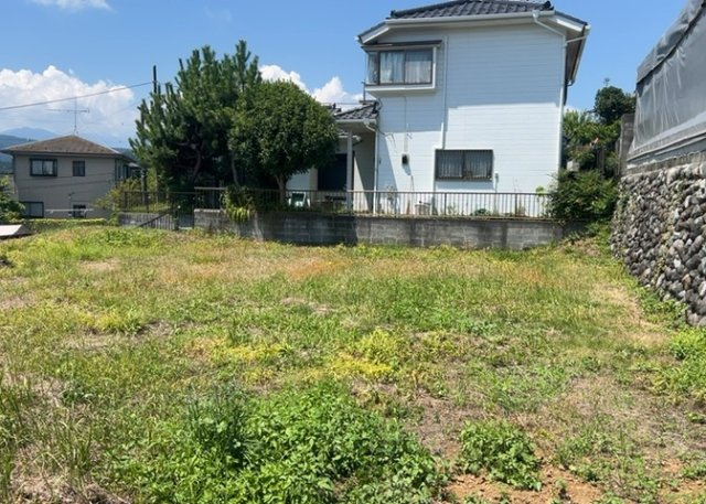 土地購入を検討されている場合、境界杭がない状態で購入してしまうと境界確定測量をする必要があり、費用がかかります。購入の前に、売主、隣土地所有者立ち合いのもと境界を確定し境界杭を設置するのがベストです。