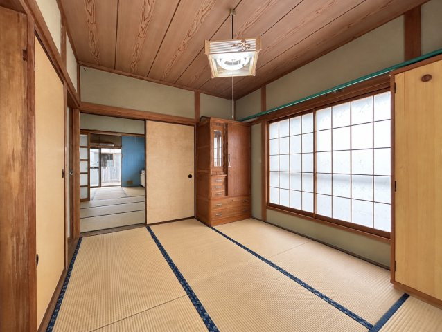 木目の天井や柱障子など、昔ながらの和の趣を感じられる6帖の和室。隣接する和室やDKへつながる間取りで戸を開けることで空間に広がりを持たせられます。開口部からやわらかな光が入り落ち着いて過ごせる空間。