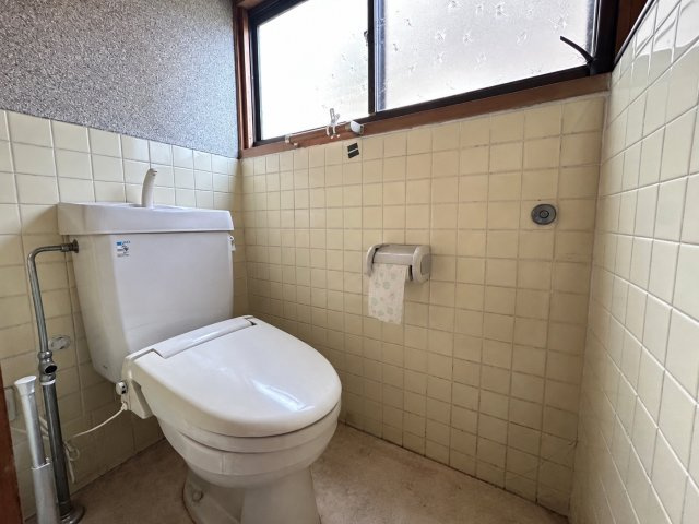 窓を備えたトイレは自然光を取り込みやすく換気もしやすい空間。壁面にはタイルが使用されており、昔ながらの落ち着いた造りとなっています。リフォームして、自分好みの空間へ仕上げるのもおすすめです。