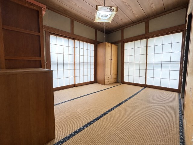玄関から近く、来客時にも案内しやすい和室6帖。二方向に開口部が設けられており、やわらかな自然光を取り込める落ち着いた空間です。木の温もりを感じる天井や建具が、昔ながらの和室らしい趣を演出しています。