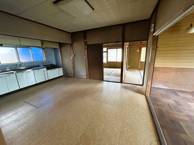 お手入れしやすい床材で、ダイニングセットも配置しやすいです