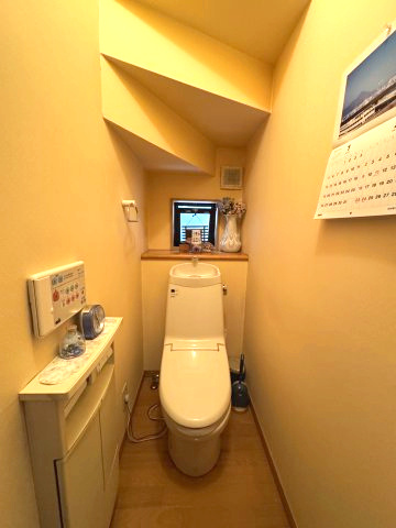 各階トイレ設置ございます。清潔感あふれるお手入れしやすい温水便座トイレはいつでも快適に使用できます。