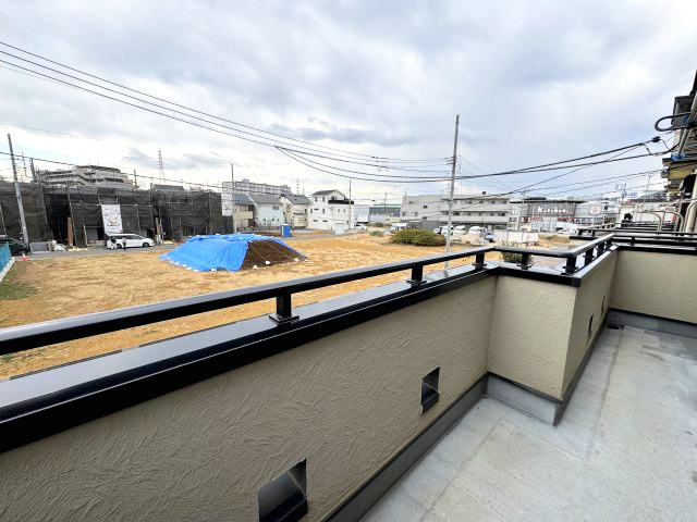 ゆったりとしたバルコニーは洗濯物もばっちり干せ、快適に過ごす空間の一つでもあります。