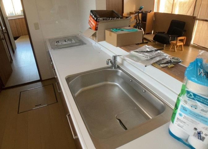 標準的なシステムキッチンの横幅は、165cm～300cm程度です。2100・2400・2550・2700などミリ単位で表記されます。普段どのように料理をするのかを想定しながら合ったサイズを選びましょう