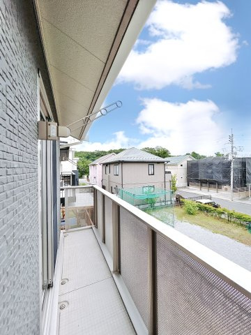 ■バルコニー｜あたたかな陽のひかりを浴びることのできるバルコニー。お洗濯物やお布団を干せば、家族みんなが気持ちよく暮らすことができます(*^^*)