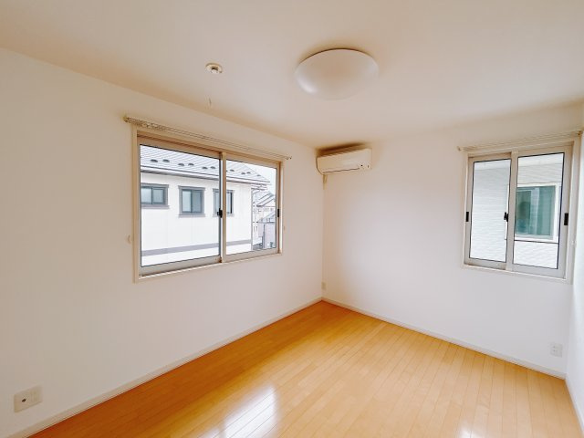 ■2階洋室｜2面採光で明るい2階の洋室。全部屋フローリングなので、お掃除がしやすいです♪大きな収納もあって嬉しい！