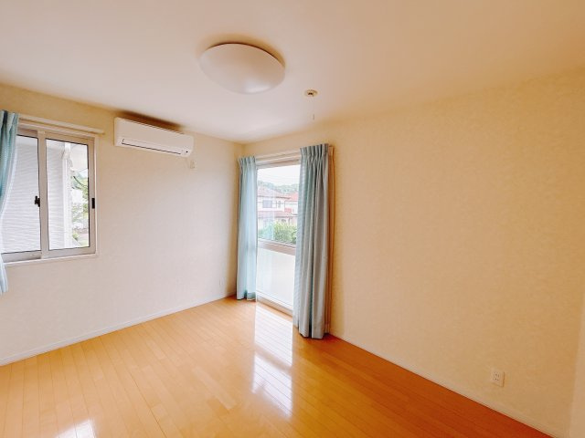 ■2階洋室｜｜お子様の一人部屋にピッタリな洋室。木のぬくもりを感じるフローリングは、天然木の味わいが時とともに深みを増していきます。また、傷にも強く、フリーワックスでお手入れもラクラクです♪