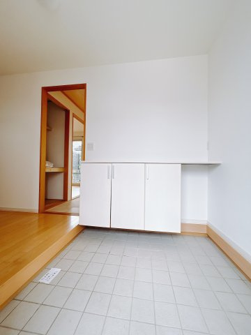 ■玄関｜｜毎日の「いってらっしゃい」や「お帰りなさい」を大切なご家族と過ごす玄関は〈使いやすさ〉を追求しております。玄関横の物入は急な来客時でもさっとお片付けできるスペースを確保しています。