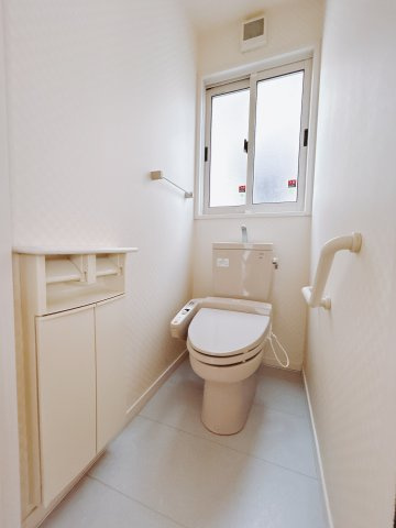 ■トイレ｜窓付きのトイレです♪白で統一されており清潔感溢れるトイレになっています！