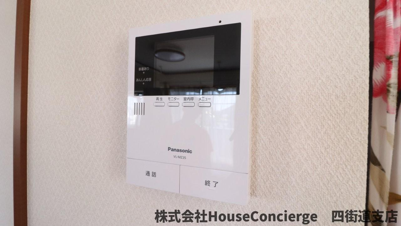 訪問者を確認できるモニター付きインターフォンです。