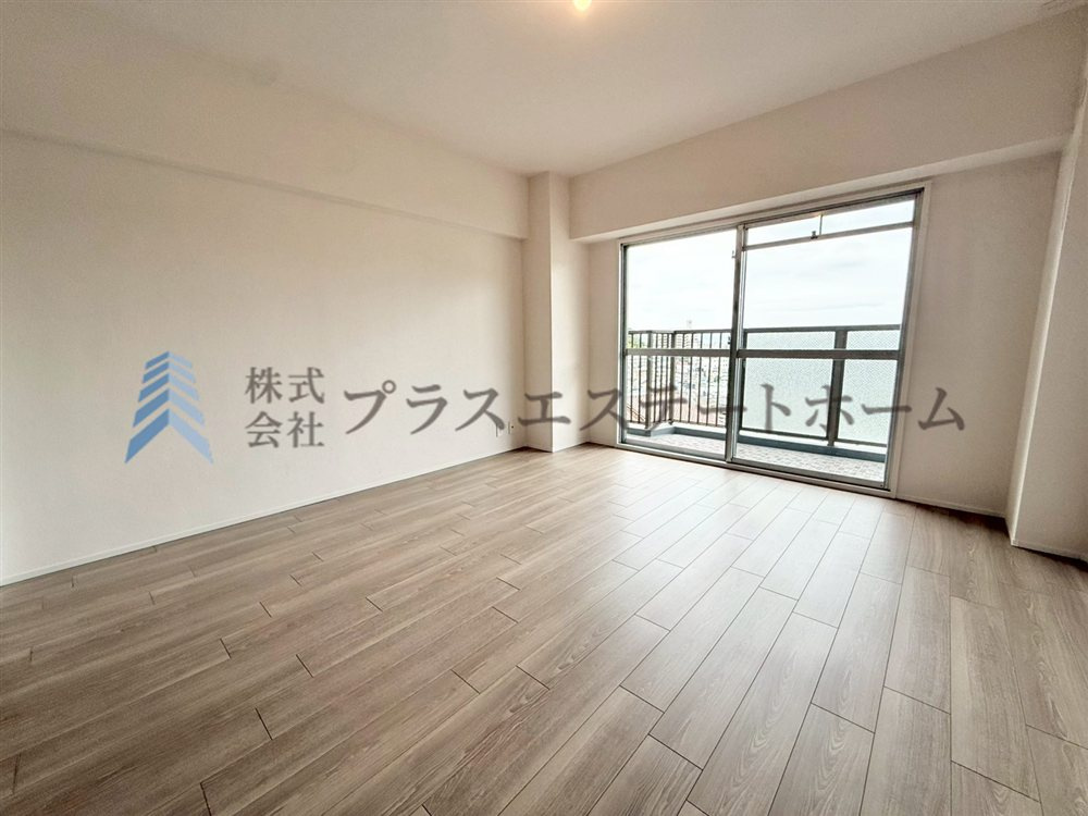 木目調のフローリング材でナチュラルな見た目のため暖かく落ち着いた雰囲気のお部屋です♪