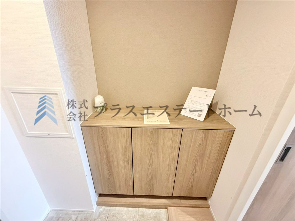 すっきりとした印象の玄関です♪下足入れが備わっています♪