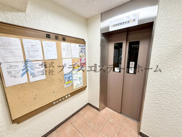 重い荷物を運ぶ時も安心のエレベーター完備♪