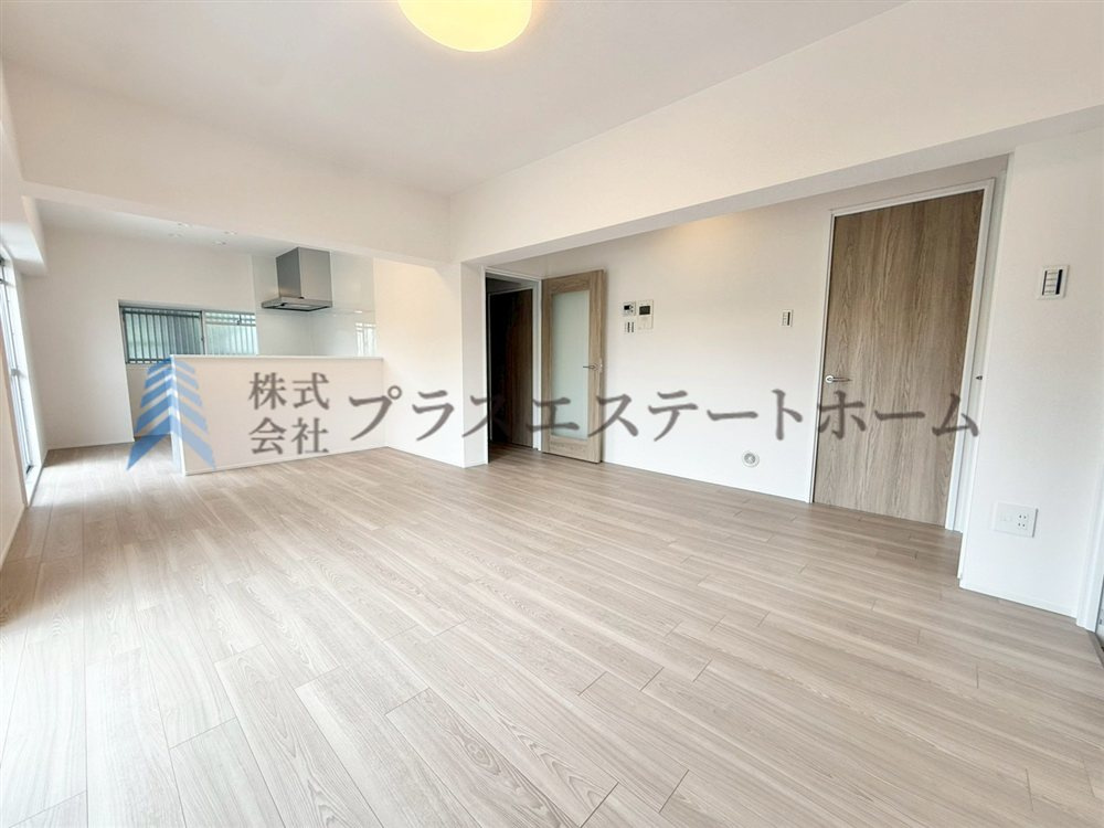 LDKは19.3帖確保♪リビング横にバルコニーが隣接しており、大きな窓からの採光で明るい空間です♪