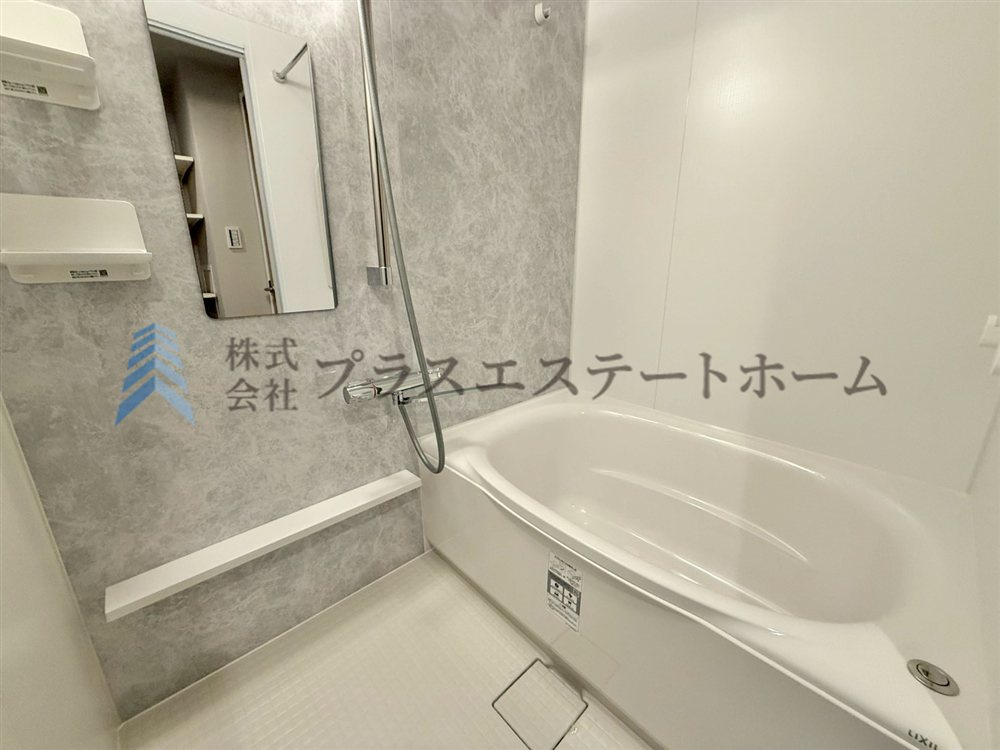 優しい色合いのアクセントパネルが施されており、リラックス感が漂います♪浴室乾燥機が搭載されています♪