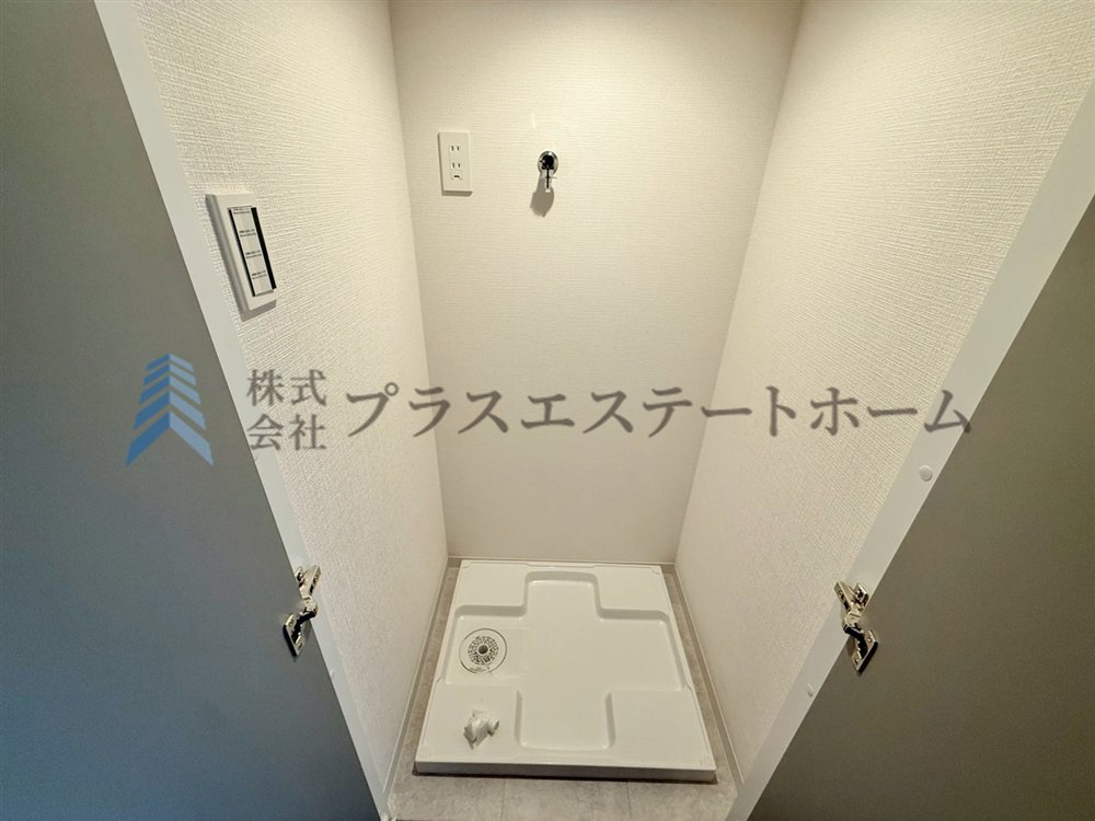 洗濯機置場♪収納型で扉で隠れるようになっています♪