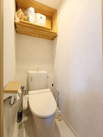 【トイレ】　毎日使う場所だからこそ、使い勝手を考慮しました。飽きのこない空間は質感豊かな仕上がりです。