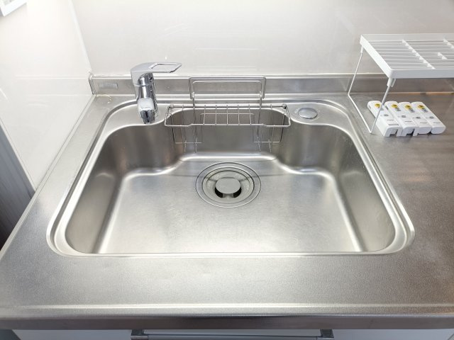 【シンク】　食器洗いもはかどる広々としたシンク。